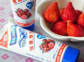 step7: 親子互動最佳絕配-鷹牌煉奶與草莓，做什麼都甜蜜濃純好吃!