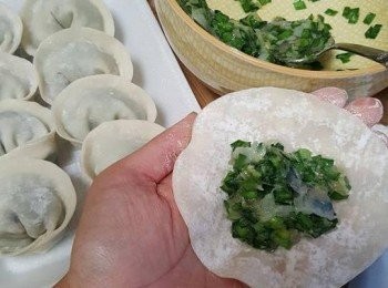 step1: 韭菜用水浸半小時，取出瀝乾水份，再放入雪櫃1小時，目的係吹乾韭菜表面既水份，再切粒備用,蝦肉切幼粒備用
,雞柳用刀將筋起出，切碎備用