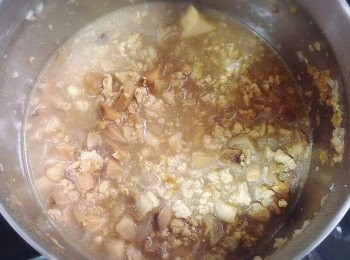 step6: 加水蓋過材料(可加之前保留的冬菇水)，加入熟蛋，煮滾後可略略試味，有需要再調節