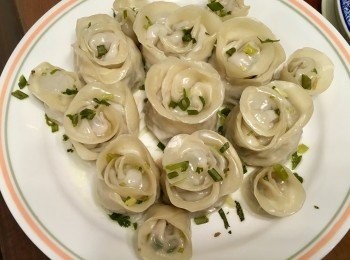 step7: 另一轉用水波爐蒸8分鐘即可(這個是用了3片餃皮包的玫瑰)