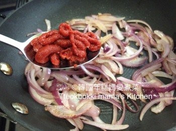 step3: 落少許油入鑊中，炒香紅洋蔥至軟身，加入茄膏，