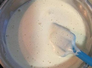 step5: 將麵糊倒入打發的全蛋液混勻成<span class="group_2">蛋糕糊</span>。