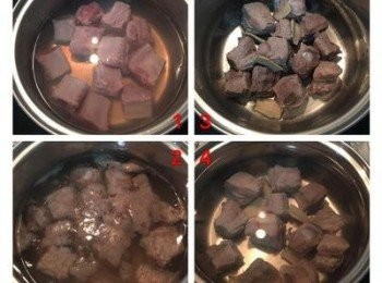 step2: 用一鍋水，小火將排骨略煮，用來清除雜質和血水。水不用滾，看到雜質都浮上來後即可倒掉、洗淨。洗後的排骨，放入薑片。加入足量的水，大火煮滾。