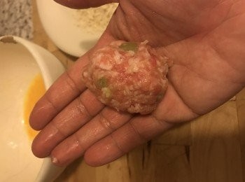 step2: 把一小部份的豬肉放在手, 然後慢慢的塞成一個球狀