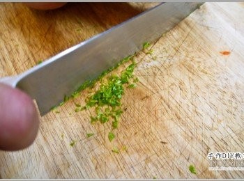 step2: 2.將削下的檸檬皮再用刀充分切碎。