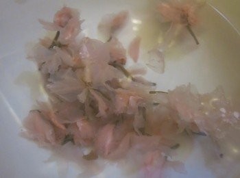 step19: － 櫻花漬最少要用溫水（大概50度）浸2－3小時，中間每小時換一次水，第二次換掉的水要留用 （因為有些許咸味，比用普通的冷開水味道會特別點）