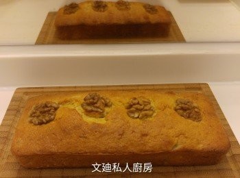 step3: 將溶牛油慢慢加入麵糊中再加入香蕉蓉和合桃碎,再輕手加入巳打發蛋白攪勻後用160度焗40分鐘,但十五分鍾後在蛋糕面上放上合桃順便轉一轉位置。