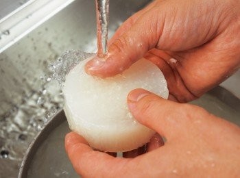 step4: 冷卻後取出白蘿蔔並加以清洗。