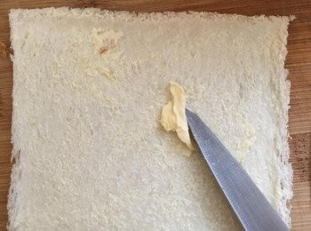 step6: 拿1片白麵包放底，塗上植物奶油 (或蜜桃果醬)，