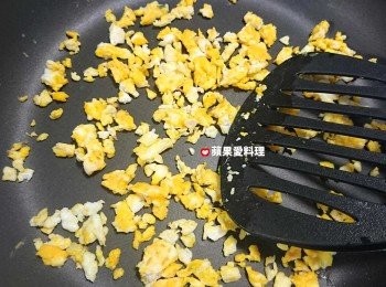 step4: 將另一顆蛋打入鍋中，拌炒至焦香，取出備用。