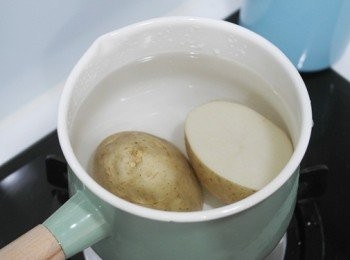 step1: 先將一顆馬鈴薯洗淨半對切放入水中煮熟，去皮壓成泥。