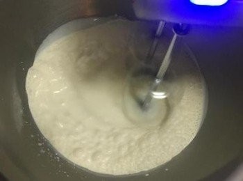 step17: 再來就是把冰陣過的鮮奶油打發到軟發泡(出現打痕不會馬上消失的狀況),