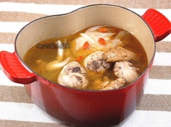 step4: 麻油的香氣讓雞肉的鮮甜都融入酒香裡了,也可以汆燙一些麵線搭配麻油雞湯一起享用喔!