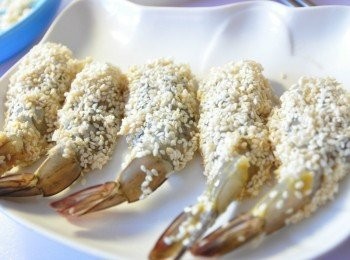 step3: 再沾黏白芝麻於最外層