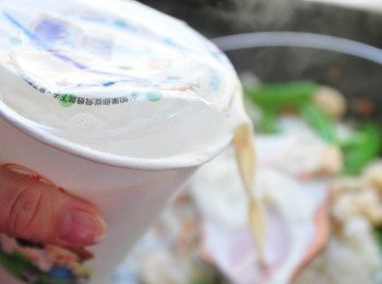 step4: 加入一般豆漿店的無糖豆漿小火燉煮約莫10分中，讓豆漿的香氣讓米飯完全吸收，再加入適量的鹽巴與義大利香料調味即可