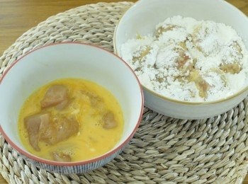 step3: 將雞肉先沾蛋液，再沾粟粉（生粉）