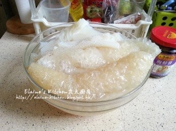 step1: 牛栢葉 , 豬皮放入大碗內加水浸30分鐘