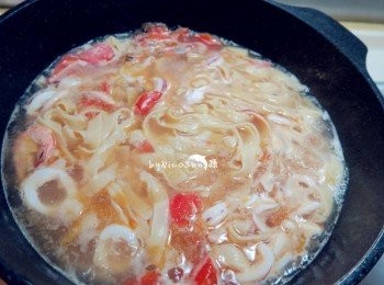 step3: 依序加入蝦子.蛤蠣.花枝.麵條