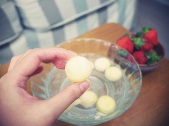 step4: 挖出一粒一粒的蘋果球~約8-9顆!! 看草莓幾顆就挖幾顆^^"