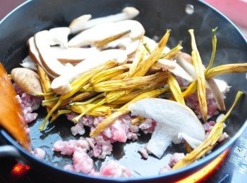 step2: 先將香菇片、金針、肉末約略拌炒