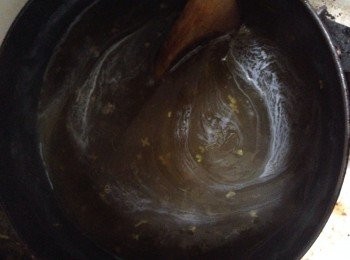 step4: 轉最細火，把浸泡好的馬蹄粉（要攪勻成粉漿）倒入一半到煲內，並攪勻。