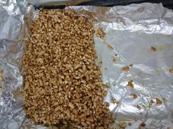 step3: 倒入有機即食糙米與糖醬拌勻。在平底盤上舖上錫紙，將有機即食糙米倒在錫紙，然後舖平