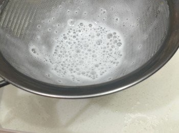 step4: - 把漿糊狀的椰漿奶水快速拌入蛋白再快速拌勻（有電動打蛋器更佳）
- 拌好後先隔篩再再入模雪至成形即可