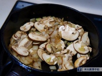 step4: 用煎肉丸的餘油，下洋蔥和蘑菇炒至軟身。