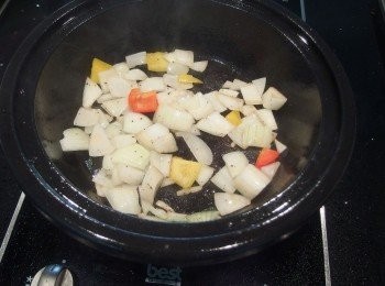 step4: 利用剛才鍋裡的油脂炒香洋蔥塊。