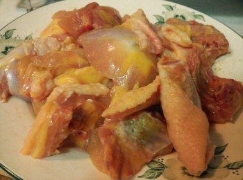 step2: 薑片切絲備用, 蔥切粒備用, 雞洗淨抹乾水, 下點胡椒粉+鹽+糖+粟米粉, 醃至少約 30 分鐘, 備用