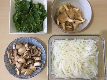 step1: 做法 : 
菜心浸洗後摘去壞部份切半 
銀針粉洗淨 
珊瑚菇洗淨 
磨菇去蒂洗淨每粒一開四