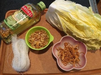 step1: 菜沖洗後切小段，蝦米、粉絲浸軟，蟲草花略略浸洗後備用。