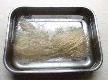 step2: 將米粉浸包(過水)10秒。