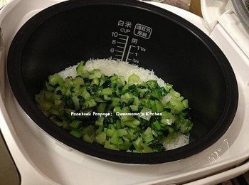 step3: 米洗淨加水和雞湯，（可隨意調教雞湯同水的比例，也可只加清水，雞湯份量越多則越濃味）