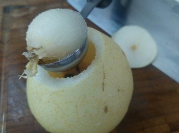 step2: 雪梨利用生果刮球刀去核再去果皮。
