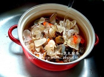 step6: 加入適量水用中火煲至微滾