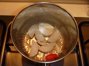 step3: 取小鍋子,倒入酒,味霖,蒜碎及辣椒煮滾出香氣,放入步驟1拌勻,倒入昆布柴魚片高湯,蓋鍋蓋用小火燜煮至變透明.
