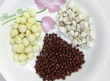 step1: 紅豆、茯苓泡水兩到三小時；蓮子洗淨備用。