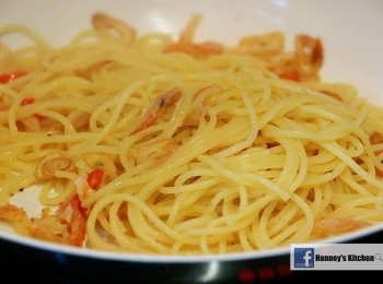 step9: 加入意粉和煮麵水/高湯同煮, 下許少鹽和胡椒粉調味