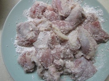 step2: 雞肉用白胡椒.塩及米酒醃一下,再加地瓜粉抓一下,待反潮備用