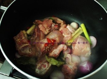 step2: 熱鍋少油 下葱炒香, 把醃好雞件連同香芧, 香葉入鍋併炒