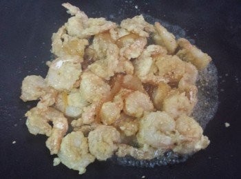 step5: 倒入已炸好的蝦炒至<span class="group_3">醬汁</span>完全包裏蝦仁即可。