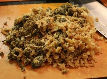 step1: 梅菜洗淨，用清水浸泡2小時，然後再用水多洗幾遍後擠出水分，切碎。