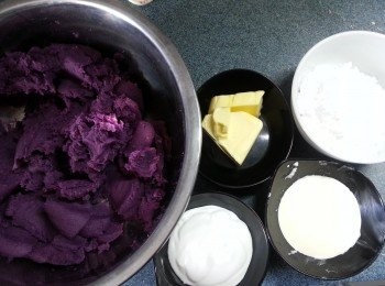 step7: 再將其餘<span class="group_1">餡料:</span>椰漿(椰奶)30g,淡忌廉15g,淡牛油25g,糖霜26g用攪拌器拌勻(此餡不會太甜,如果想更甜需要落多少少糖,可以拌勻後試味)