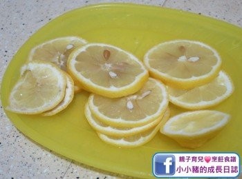 step3: 將一個檸檬切成薄片~