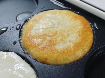 step9: 取一平底鍋, 倒入油 (油要多一點), 把餡餅放入鍋中, 煎至底部定型, 翻面, 用鍋鏟邊煎邊壓成圓餅狀, 煎烤至兩面金黃