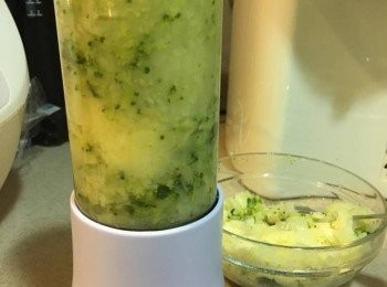step4: 把西蘭花、薯仔、洋蔥蘑菇、水加入攪拌機打爛成糊狀