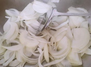 step3: 鍋中倒入少許油將洋蔥炒出香氣與甜度