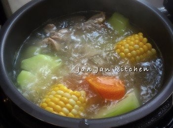 step2: 煲滾水後放入所有材料大火煲10分鐘出味，加蓋小火煲1小時，以少許鹽調味再煲5分鐘即可。