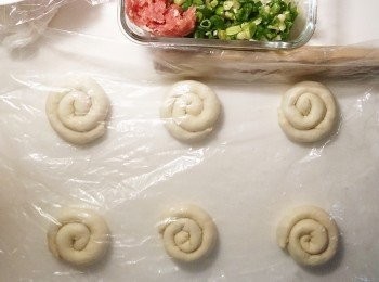 step9: 依序放入塑膠袋裡（要保留壓扁後的空間），靜置30分鐘後，放入冰箱冷藏一夜